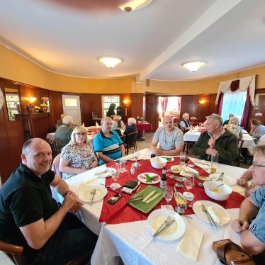 Mehrere Personen vom CDU Kreisverband Delmenhorst an einem Tisch beim Spargelessen 2022 im Restaurant "Namaste India"