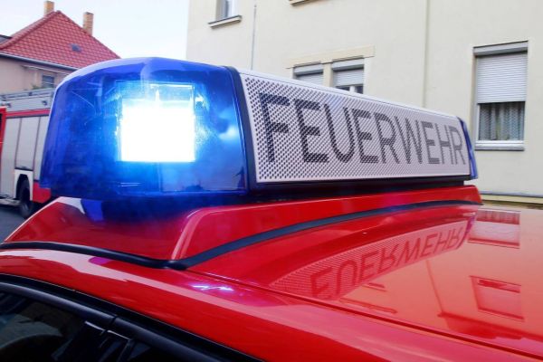Dach eines Feuerwehrautos mit Blaulicht und Schriftzug "Feuerwehr"